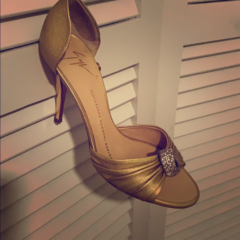 Heels gold